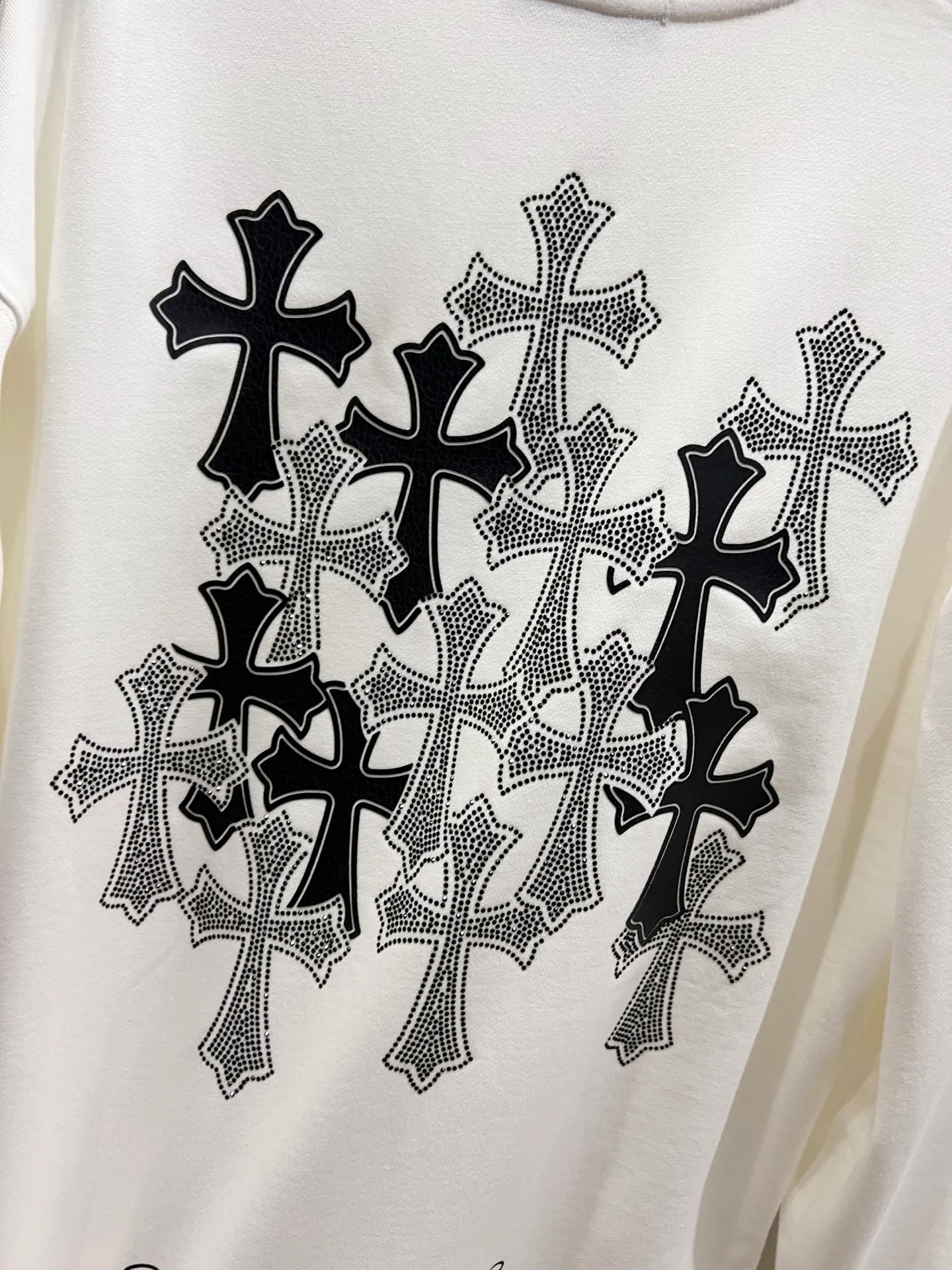 🅿️280 CH Crowe 2025 Autumn and Winter New Style Round Neck Long Sleeve Sweater Cross Patch Leather + Customized Hardware Metal Horseshoe Sanskrit Characters + Middle Eastern Australian Diamond Design Craftsmanship The real thing is great🔥Same style for men and women, loose version Size S M L XL XXL Five sizes Black White
